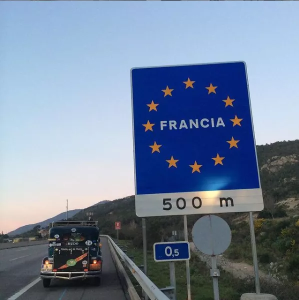 80岁，驾一辆85岁的车环游世界，她退休后走过58个国家