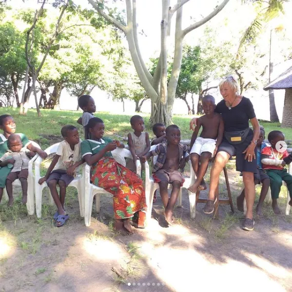 80岁，驾一辆85岁的车环游世界，她退休后走过58个国家