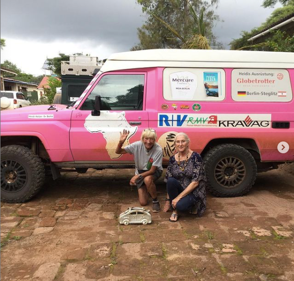 80岁，驾一辆85岁的车环游世界，她退休后走过58个国家