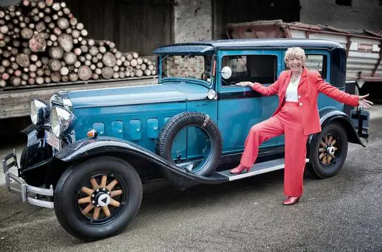 80岁，驾一辆85岁的车环游世界，她退休后走过58个国家