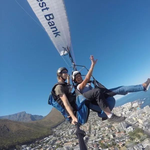 80岁，驾一辆85岁的车环游世界，她退休后走过58个国家