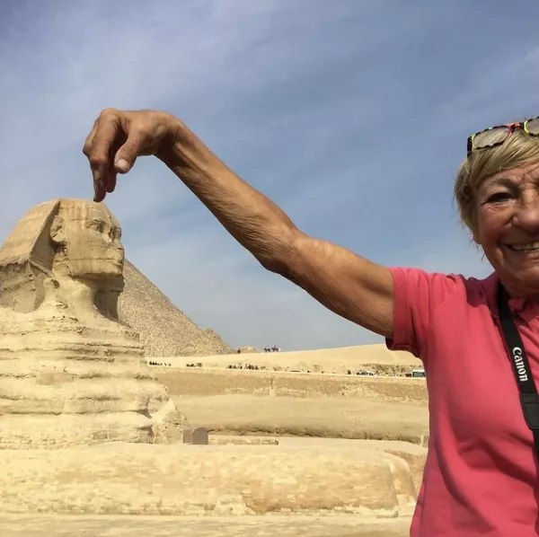 80岁，驾一辆85岁的车环游世界，她退休后走过58个国家