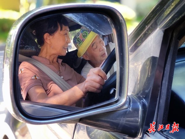 武汉七旬夫妻8年自驾游世界:只要有梦想,人生不设限