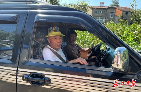 武汉七旬夫妻8年自驾游世界:只要有梦想,人生不设限